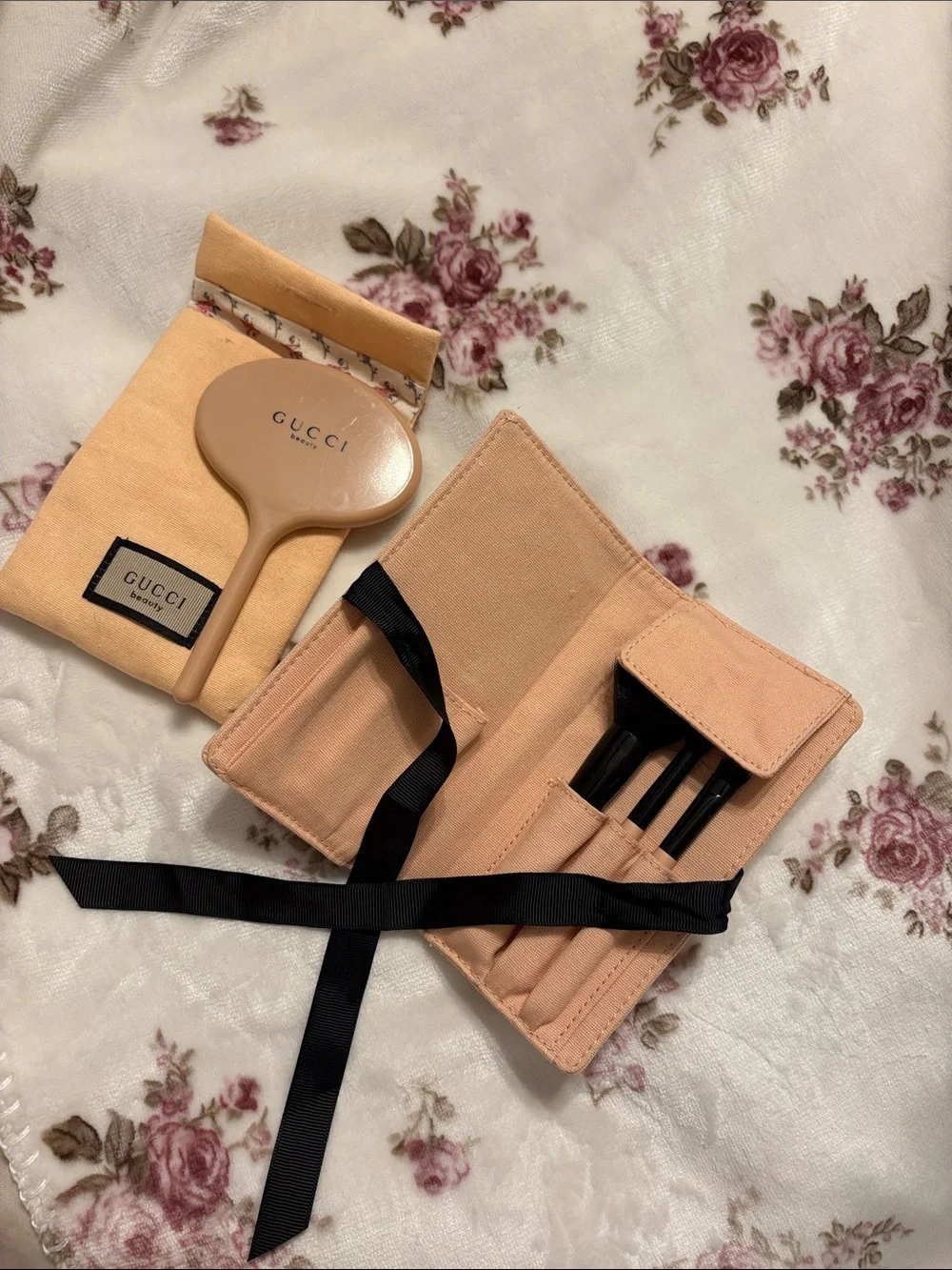 GUCCI Peach Travel Makeup Brush Set with Compact Mirror